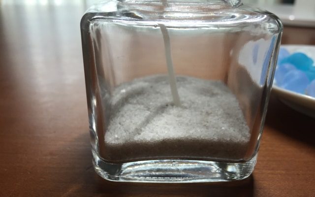 ジェルキャンドルの瓶に砂を入れて芯を立てる